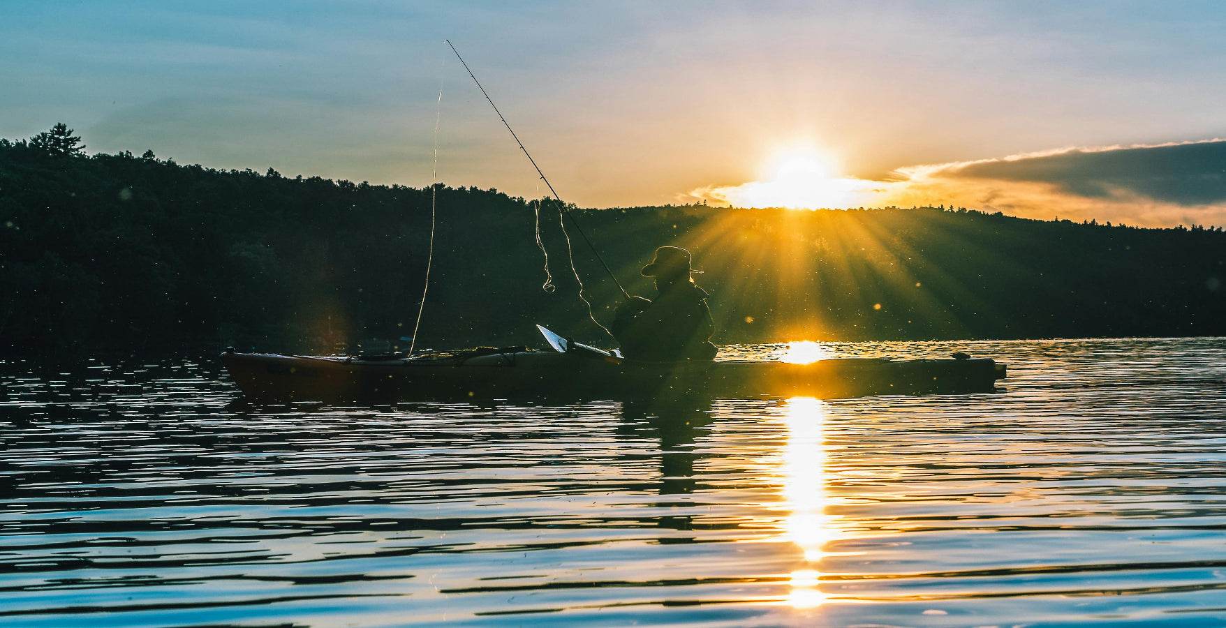 Pêche en kayak sur un lac avec le coffret de leurre