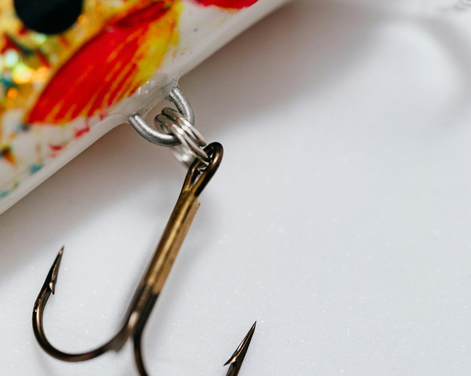 Pourquoi remplacer les hameçons triples par des hameçons simples sur ses leurres ?