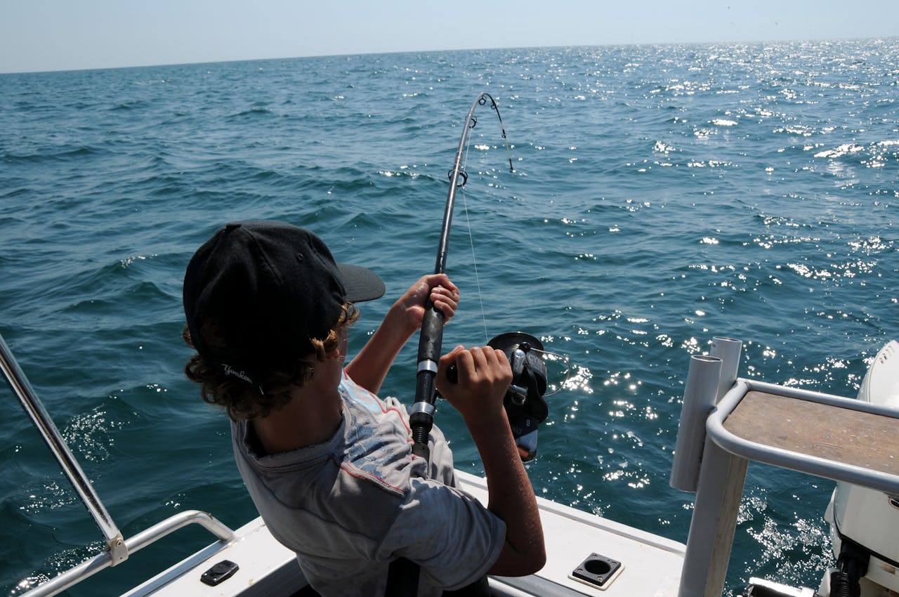 Comment choisir un sondeur pour la pêche : guide complet
